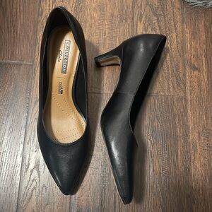 Clark’s Black Pumps in size 8
